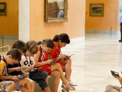 Varios ni&ntilde;os realizan una actividad en el Thyssen.