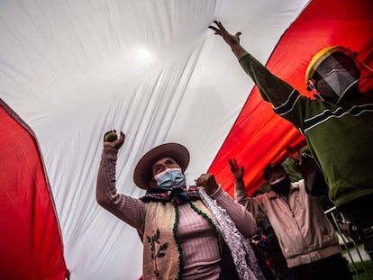 Seguidores de Pedro Castillo protestan frente al Jurado Nacional Electoral en Lima, Perú, días después de las elecciones del 6 de junio. A más de un mes de las elecciones, Castillo no ha podido ser proclamado presidente.