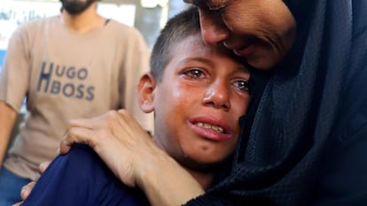 Familiares de palestinos asesinados mientras intentaban conseguir comida, este jueves en Ciudad de Gaza.