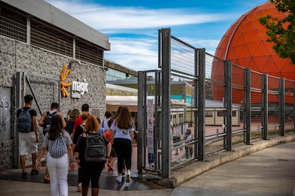 Un grupo de menores entrando en el centro comercial Màgic de Badalona en junio de 2023, lugar donde se han producido varias agresiones sexuales en el último año.