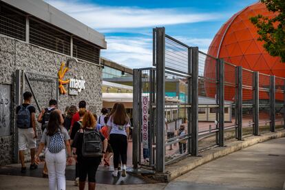 Un grupo de menores entrando en el centro comercial Màgic de Badalona en junio de 2023, lugar donde se han producido varias agresiones sexuales en el último año.