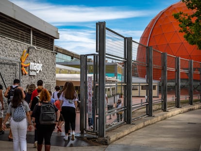 Un grupo de menores entrando en el centro comercial Màgic de Badalona en junio de 2023, lugar donde se han producido varias agresiones sexuales en el último año.