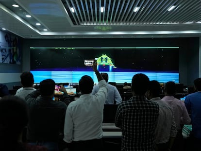 Varias personas presencian el aterrizaje de la nave desde el centro de control integrado de Varanasi, este miércoles en India.