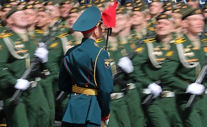 Soldados rusos desfilan en la Plaza Roja de Moscú. Se desconoce hasta el momento la cifra de soldados rusos caídos en combate durante la invasión de Ucrania, una de las mayores movilizaciones de efectivos rusos de los últimos años. 
