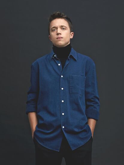 En esta imagen, con camisa denim de Adolfo Domínguez, jersey de Hugo Boss y pantalón de Uniqlo.