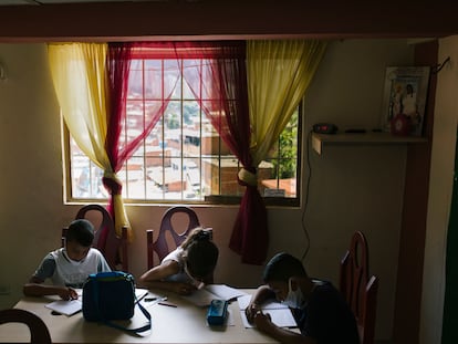 Niños practican fracciones en la escuela improvisada por Iris Pellicer en el barrio José Félix Ribas de Petare, Caracas.