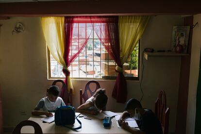 Niños practican fracciones en la escuela improvisada por Iris Pellicer en el barrio José Félix Ribas de Petare, Caracas.