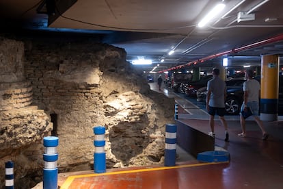 Restos de muralla del Castil de Genoveses, en el aparcamiento de la Plaza de la Marina, en Málaga.