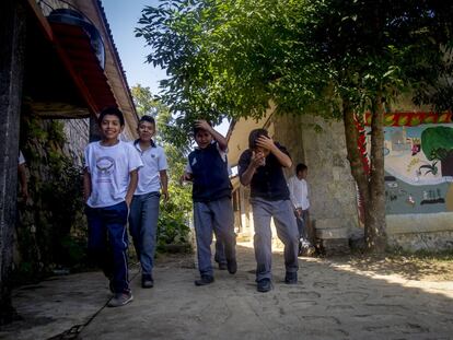 La mayoría de los alumnos de Tetsijtsilin es del pueblo de San Miguel Tzinacapan. En él viven unas 6.000 personas y es una comunidad donde se conservan muchas manifestaciones culturales autóctonas como danzas, lengua, vestidos y tradiciones. Los habitantes se autodenominan masueal y en 2010 echaron a Televisa cuando quisieron grabar una de sus costumbres religiosas. 