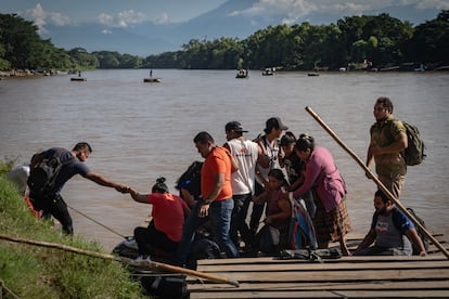 Migrantes de diversas nacionalidades cruzan el río Suchiate desde Guatemala hacia Ciudad Hidalgo, Chiapas, el 7 de octubre de 2024.