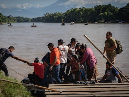 Migrants of various nationalities cross the Suchiate River from Guatemala to Ciudad Hidalgo, Chiapas, on October 7, 2024.