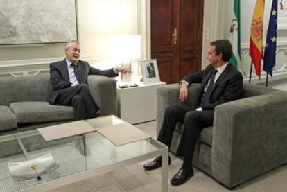 El presidente andaluz, José Antonio Griñán, y el presidente del Gobierno, José Luis Rodríguez Zapatero, durante su reunión en Moncloa.