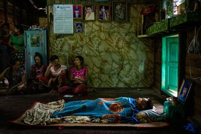 El cuerpo de Kyaw Htet Aung, de 19 años, asesinado a tiros por las fuerzas de seguridad, yace en su casa durante su funeral en el municipio de Dala el 27 de marzo de 2021 en Yangon, Myanmar.