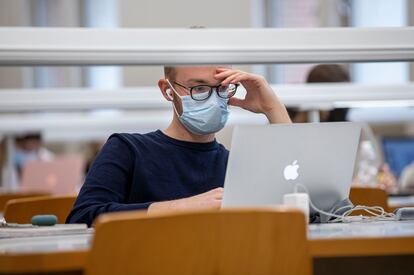 Un estudiante en la Universidad de Valencia.