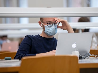 Un estudiante en la Universidad de Valencia.