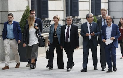 El portavoz de PDECAT (antigua Convergencia) en el Congreso, Francesc Homs (3d) conversa con el diputado del grupo Mixto, Ferran Bel (2d), a su llegada al Congreso para asistir al debate de investidura del candidato del PP, Mariano Rajoy.