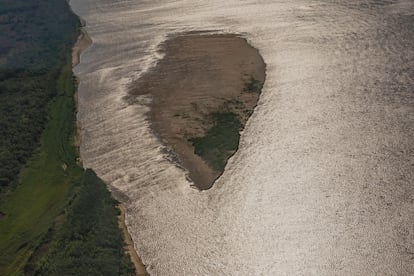 Una isla sale a la superficie ante la sequía en el delta del Paraná, un importante humedal que abarca 17.500 km2 y cubre las provincias de Entre Ríos, Santa Fe y Buenos Aires.