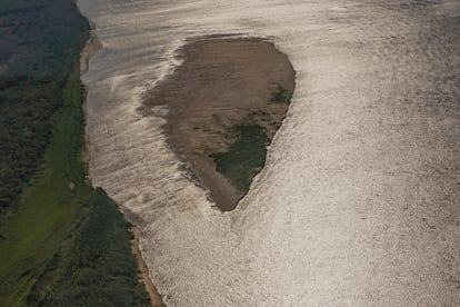 Uma ilha surge na superfície diante da seca no delta do Paraná; uma importante zona úmida de 17.500 km2 nas províncias argentinas de Entre Ríos, Santa Fé e Buenos Aires.