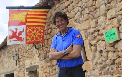 &Aacute;lvaro de Marichalar, ante su caser&iacute;o en la finca Garrejo, en Soria, con el cartel en homenaje a su abuelo, el vizconde de Eza, y la bandera de Tajamar de la Armada Espa&ntilde;ola.