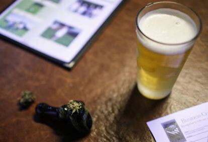 Marihuana y cerveza en un bar de Olympia (Washington, EE UU). 