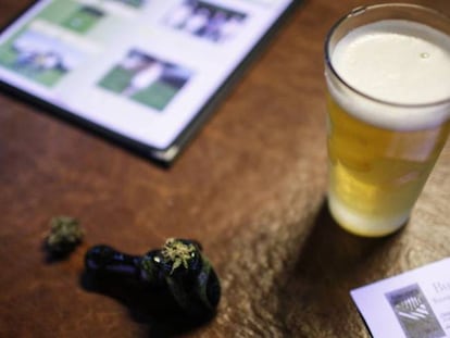 Marihuana y cerveza en un bar de Olympia (Washington, EE UU). 