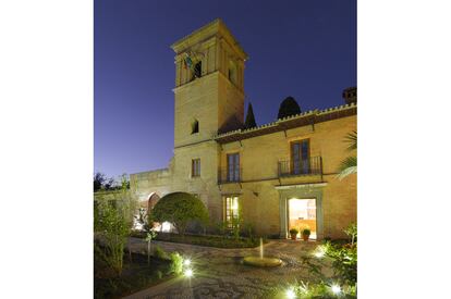 El parador de Granada está situado en el recinto mismo de la Alhambra.