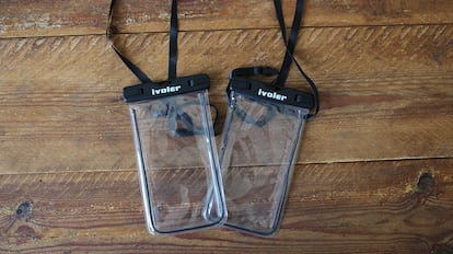 Bolsa impermeable para móvil sobre una mesa.