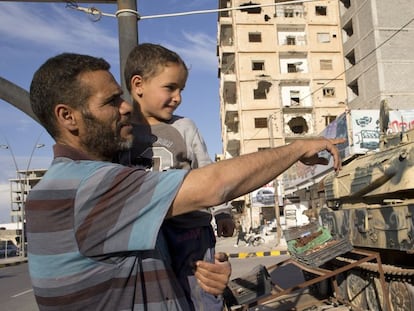 Khalid Shabha e seu filho observam os tanques da avenida Trípoli, em Misrata.