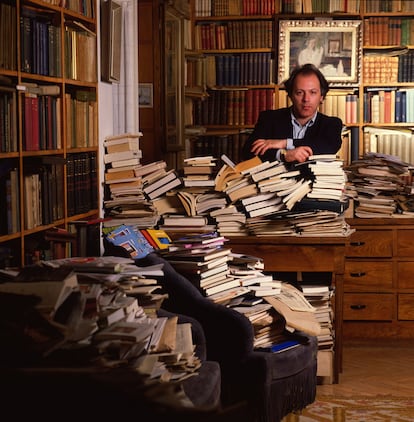 El escritor Javier Marías, fotografiado en su despacho, rodeado de libros, en una entrevista publicada en 'El País Semanal' el 23 de agosto de 1992.