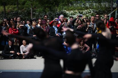 Móviles en mano, el público ha grabado y vitoreado a los bailarines que ensayaban sus coreografías en plena calle.