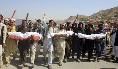 Vecinos del norte de Afganistán protestan por las muertes a causa de un bombardeo, este martes.