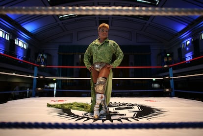 Cassandro antes de una función de lucha libre en Londres (Gran Bretaña), el 8 de julio de 2008.