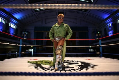 Cassandro antes de una función de lucha libre en Londres (Gran Bretaña), el 8 de julio de 2008.