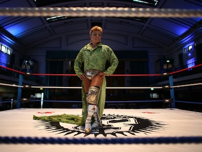 Cassandro antes de una función de lucha libre en Londres (Gran Bretaña), el 8 de julio de 2008.