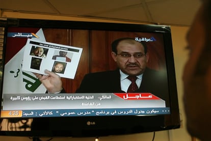 El primer ministro iraquí, Nuri al Maliki, muestra la foto de dos líderes de Al Qaeda en el país, muertos durante una operación de inteligencia
