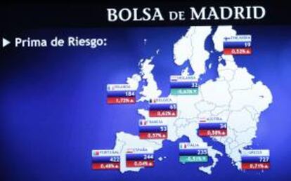 Panel informativo de la Bolsa de Madrid que muestra los valores de la prima de riesgo en los países de la zona euro. EFE/Archivo