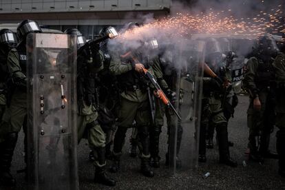 Efectivos de la policía de China disparan gases lacrimógenos durante los enfrentamientos con los manifestantes en una protesta antigubernamental en el distrito de Tsuen Wan en Hong Kong (China). Las protestas continúan contra el controvertido proyecto de ley de extradición desde el 9 de junio.