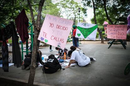 Desde La Campamenta se organizan espacios colectivos de intercambio y venta de objetos como accesorios de moda y de belleza. Además, realizan jornadas informativas y de capacitación para aprender el protocolo de aborto en casa con medicamentos.