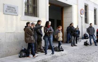 Medios de comunicación en la entrada al Tribunal Superior de Justicia de Madrid (TSJM). EFE/Archivo