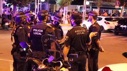 Policías locales de Alicante en el control de la aplicación de las medias de seguridad en el ocio nocturno.