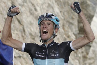 Andy Schleck celebra su victoria en la 18ª etapa del Tour, con meta en el Galibier.