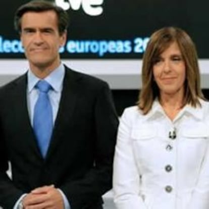 El candidato por el Partido Socialista Obrero Español (PSOE) a las próximas elecciones europeas, Juan Fernando López Aguilar (i), y el candidato por el Partido Popular (PP), Jaime Mayor Oreja, acompañados por la periodista Ana Blanco, antes de comenzar, esta noche, el debate televisado en el que los dos líderes serán protagonistas