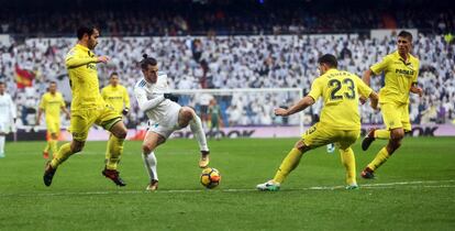 Bale controla el esférico ante los jugadores del Villarreal. 