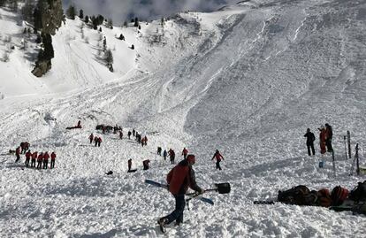 Los equipos de rescate buscan a las v&iacute;ctimas del alud cerca del pico Jochgrubkopf, este mi&eacute;rcoles.