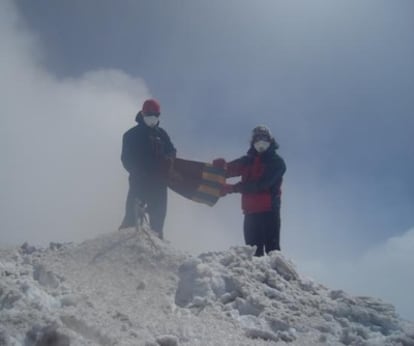 La bandera de Parla en la cima del Etna