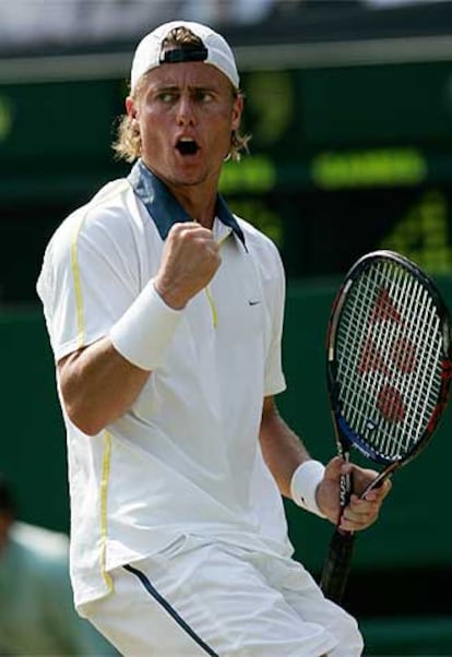 Lleyton Hewitt celebra un tanto.