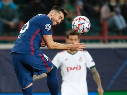 Héctor Herrera comete penalti al tocar el balón con la mano en el partido entre el Atlético y el Lokomotiv de Moscú el pasado martes.