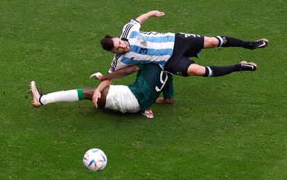 Nicolás Alejandro Tagliafico (arriba) de Argentina disputa un balón con Feras Albrikan de Arabia Saudita hoy, en un partido de la fase de grupos del Mundial de Fútbol Qatar 2022 entre Argentina y Arabia Saudita en el estadio de Lusail (Catar).