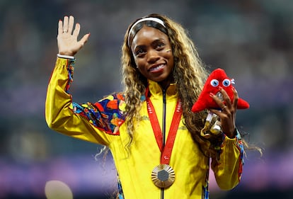 Karen Palomeque Moreno, de Colombia, celebra en el podio durante la ceremonia de entrega de medallas, este sábado en París.