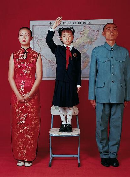 La irona que destila Weng Peijun en su serie 'Great family aspirations' aparece proyectada en esta imagen sobre educacin. Una disertacin sobre los 'comportamientos modlicos'.